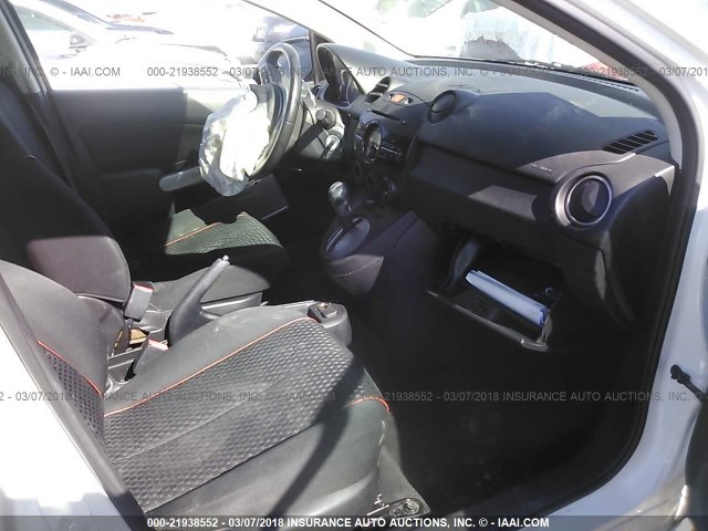 JM1DE1LY9D0160300 - 2013 MAZDA MAZDA2 WHITE photo 5