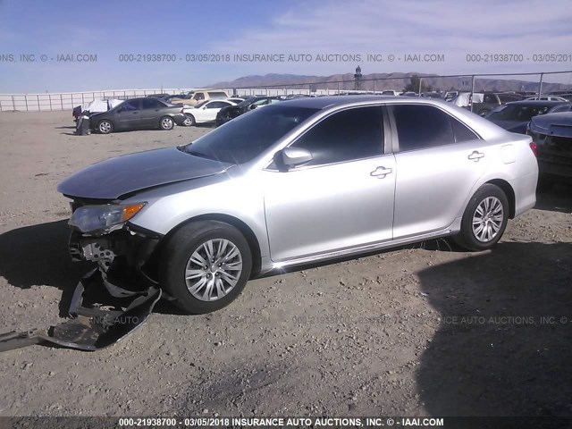 4T1BF1FK0DU220657 - 2013 TOYOTA CAMRY L/SE/LE/XLE 银色 照片 2