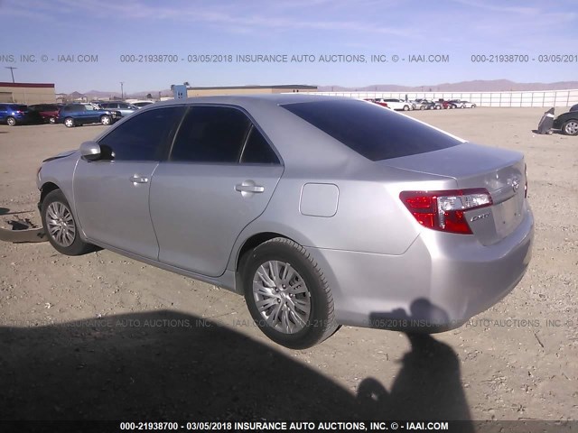 4T1BF1FK0DU220657 - 2013 TOYOTA CAMRY L/SE/LE/XLE 银色 照片 3