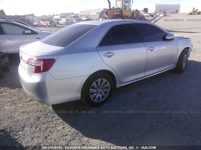 4T1BF1FK0DU220657 - 2013 TOYOTA CAMRY L/SE/LE/XLE 银色 照片 4
