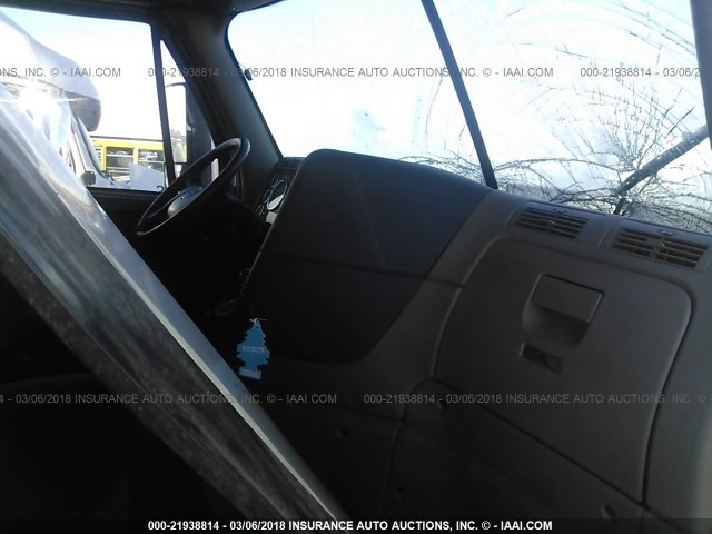 3AKJGLDR2HSHD9418 - 2017 FREIGHTLINER CASCADIA 125  WHITE photo 5