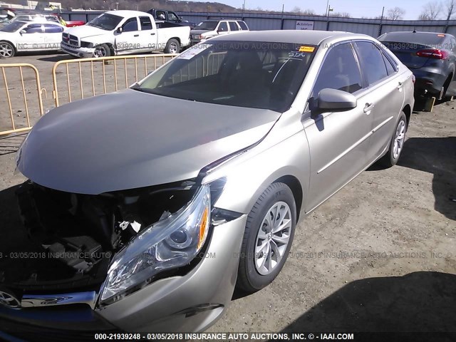4T4BF1FK3FR447527 - 2015 TOYOTA CAMRY LE/XLE/SE/XSE GOLD photo 2