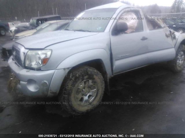 3TMLU4EN0BM065668 - 2011 TOYOTA TACOMA DOUBLE CAB ვერცხლისფერი ფოტო 2