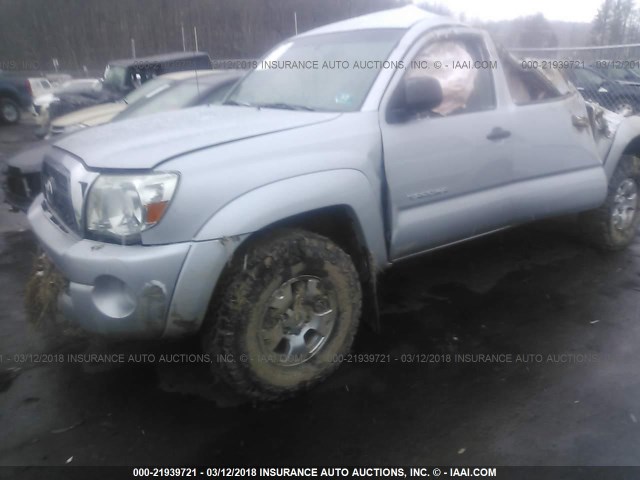 3TMLU4EN0BM065668 - 2011 TOYOTA TACOMA DOUBLE CAB SILVER photo 2