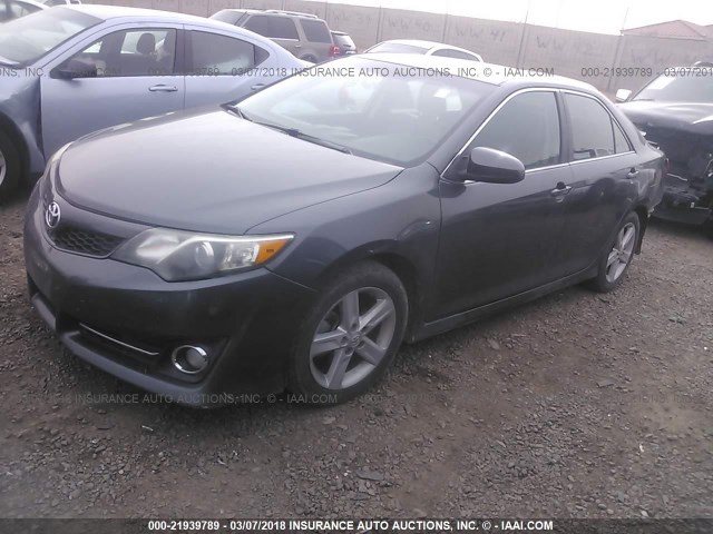 4T1BF1FK8CU115427 - 2012 TOYOTA CAMRY SE/LE/XLE GRAY photo 2