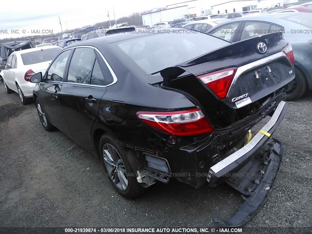 4T1BF1FKXHU647852 - 2017 TOYOTA CAMRY LE/XLE/SE/XSE შავი ფოტო 3