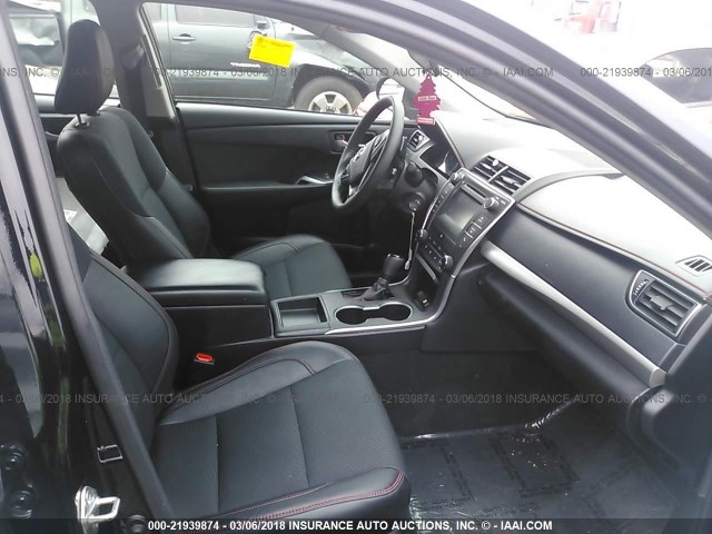 4T1BF1FKXHU647852 - 2017 TOYOTA CAMRY LE/XLE/SE/XSE შავი ფოტო 5