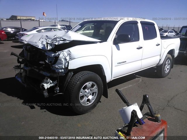 3TMLU4EN1DM118316 - 2013 TOYOTA TACOMA DOUBLE CAB WHITE photo 2