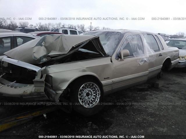 1LNLM81W1VY724979 - 1997 LINCOLN TOWN CAR EXECUTIVE GOLD photo 2