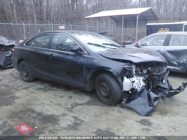 4T1BF1FK4HU386766 - 2017 TOYOTA CAMRY LE/XLE/SE/XSE GRAY photo 1