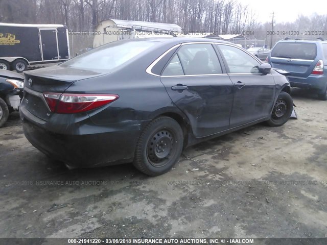 4T1BF1FK4HU386766 - 2017 TOYOTA CAMRY LE/XLE/SE/XSE GRAY photo 4