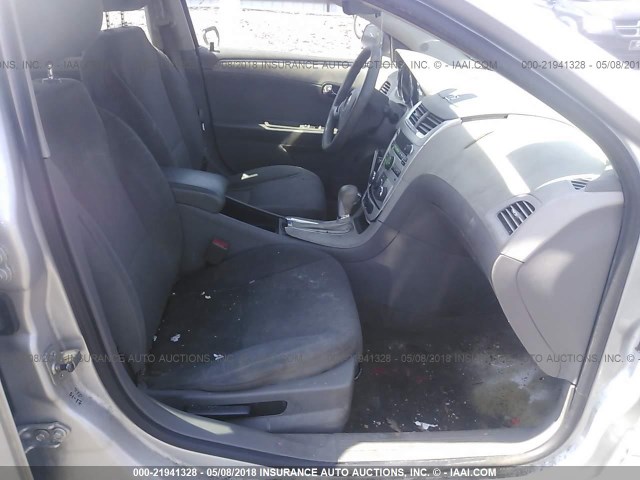 1G1ZB5E1XBF194254 - 2011 CHEVROLET MALIBU LS 银色 照片 5