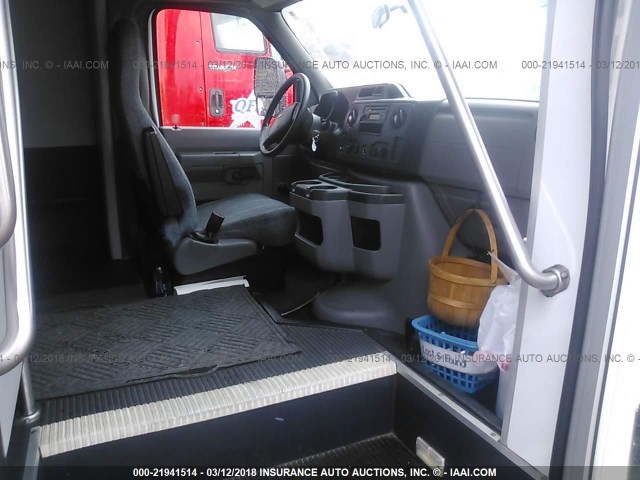 1FDFE4FS3CDA47219 - 2012 FORD E450 Սպիտակ լուսանկար 5