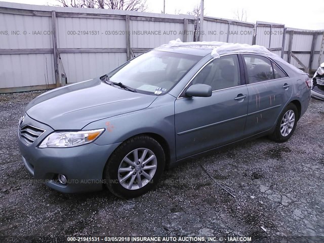 4T1BF3EK6BU604453 - 2011 TOYOTA CAMRY SE/LE/XLE GRAY photo 2