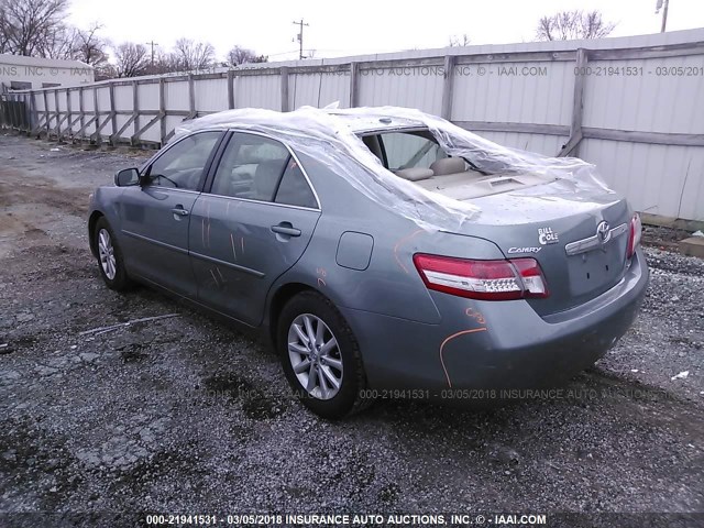 4T1BF3EK6BU604453 - 2011 TOYOTA CAMRY SE/LE/XLE GRAY photo 3