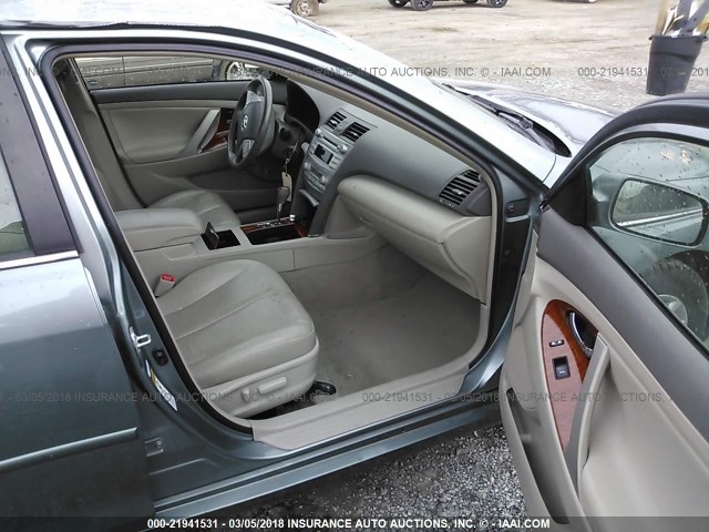 4T1BF3EK6BU604453 - 2011 TOYOTA CAMRY SE/LE/XLE GRAY photo 5