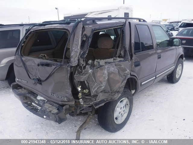 1GNDT13W0Y2100766 - 2000 CHEVROLET BLAZER GRAY photo 4