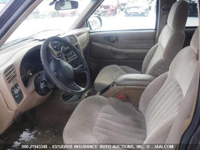 1GNDT13W0Y2100766 - 2000 CHEVROLET BLAZER GRAY photo 5