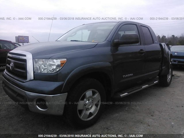 5TFUM5F10AX013066 - 2010 TOYOTA TUNDRA DOUBLE CAB SR5 GRAY photo 2