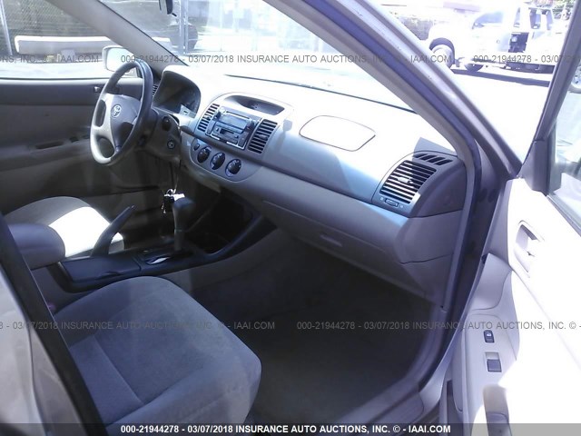 JTDBE32KX20023699 - 2002 TOYOTA CAMRY LE/XLE/SE GOLD photo 5