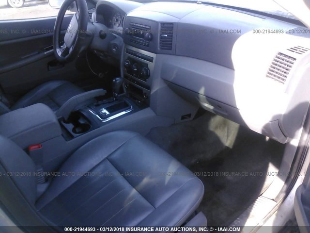 1J8HR48N45C586538 - 2005 JEEP GRAND CHEROKEE LAREDO/COLUMBIA/FREEDOM 银色 照片 5