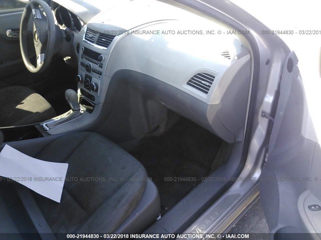 1G1ZH57B29F215175 - 2009 CHEVROLET MALIBU 1LT SILVER photo 5