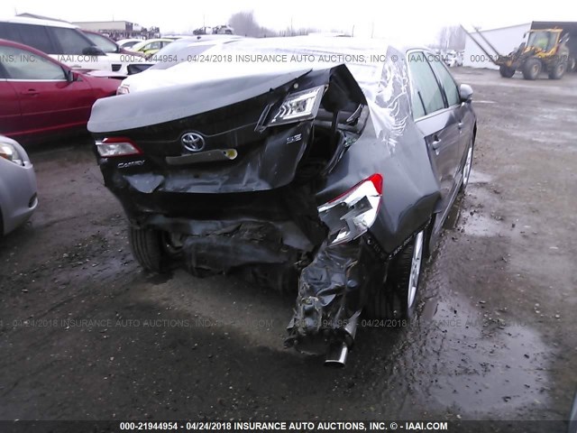 4T1BF1FK0CU097859 - 2012 TOYOTA CAMRY SE/LE/XLE Серый фото 4