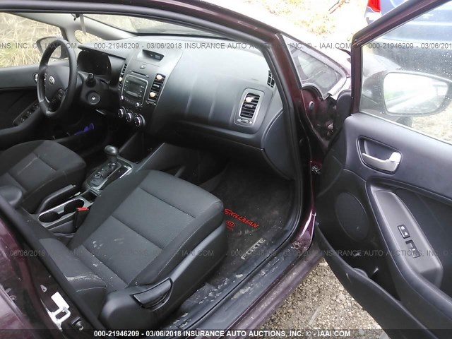 3KPFK4A77HE130870 - 2017 KIA FORTE LX BURGUNDY photo 5