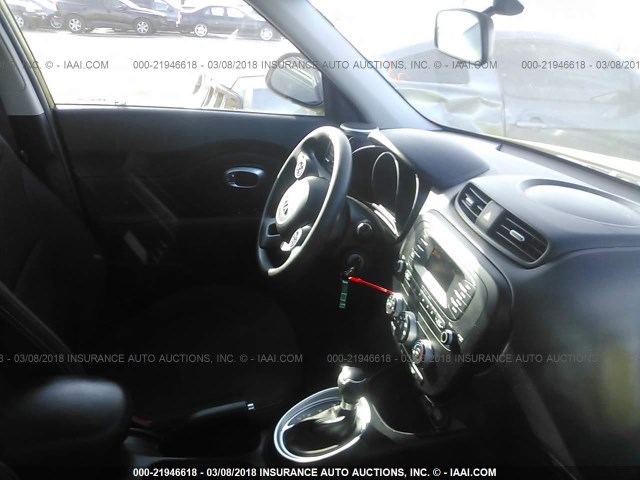 KNDJN2A23F7778715 - 2015 KIA SOUL GREEN photo 5