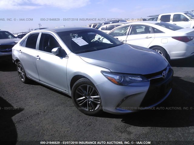 4T1BF1FK6GU240044 - 2016 TOYOTA CAMRY LE/XLE/SE/XSE SILVER photo 1