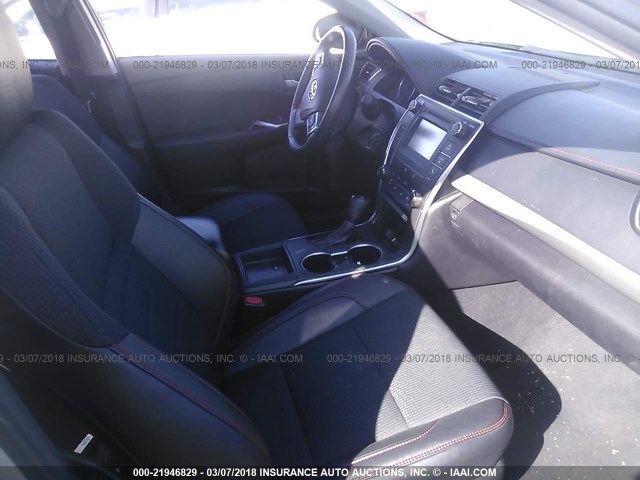 4T1BF1FK6GU240044 - 2016 TOYOTA CAMRY LE/XLE/SE/XSE SILVER photo 5