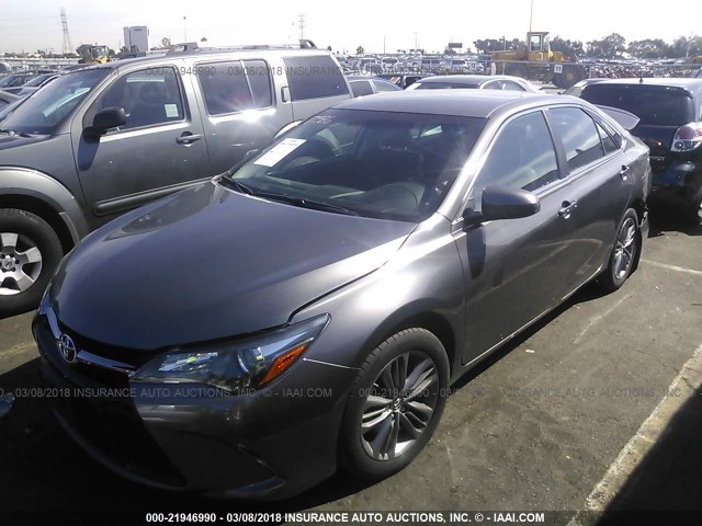 4T1BF1FK9HU376752 - 2017 TOYOTA CAMRY LE/XLE/SE/XSE GRAY photo 2