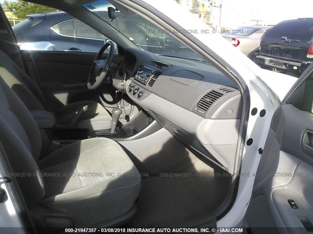 JTDBF32K530150634 - 2003 TOYOTA CAMRY LE/XLE Սպիտակ լուսանկար 5