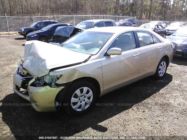 4T1BF3EK5AU028627 - 2010 TOYOTA CAMRY SE/LE/XLE GOLD photo 2