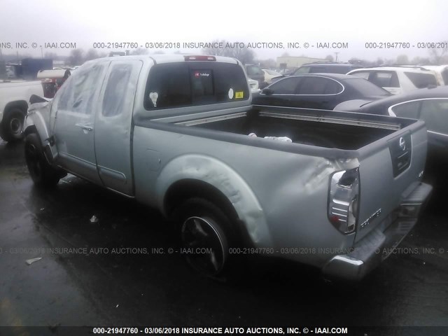 1N6AD06WX5C448558 - 2005 NISSAN FRONTIER KING CAB LE/SE/OFF ROAD SILVER photo 3