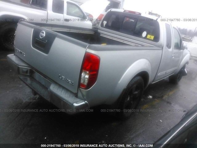 1N6AD06WX5C448558 - 2005 NISSAN FRONTIER KING CAB LE/SE/OFF ROAD SILVER photo 4