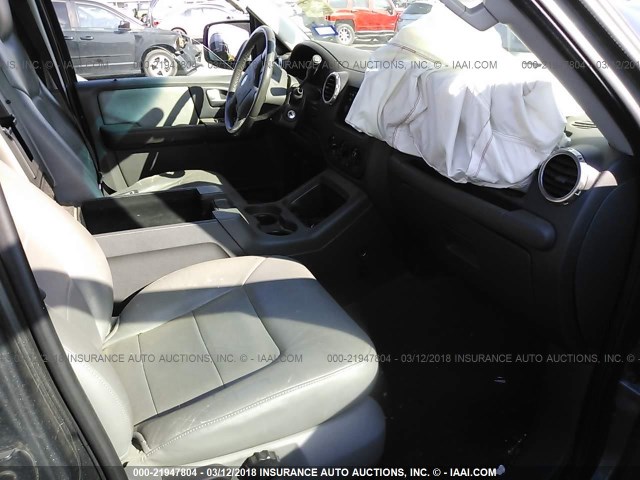 1FMRU15W03LA10511 - 2003 FORD EXPEDITION XLT ნაცრისფერი ფოტო 5