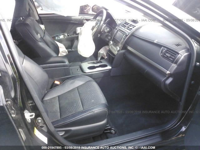 4T1BF1FK8EU351174 - 2014 TOYOTA CAMRY L/SE/LE/XLE 黑色 照片 5