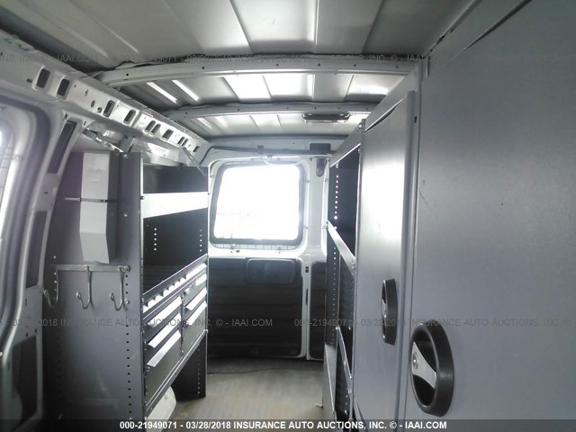 1GCGG25C481214732 - 2008 CHEVROLET EXPRESS G2500  WHITE photo 8