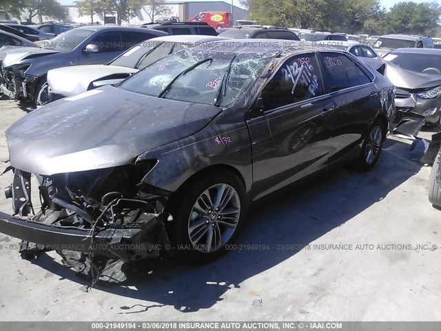 4T1BF1FK2GU187276 - 2016 TOYOTA CAMRY LE/XLE/SE/XSE 灰色 照片 2