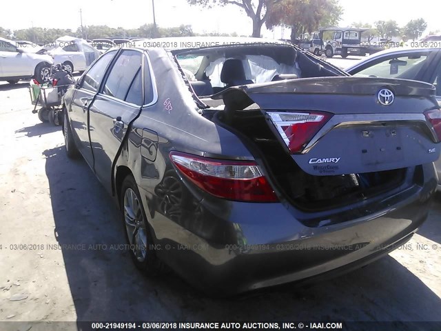 4T1BF1FK2GU187276 - 2016 TOYOTA CAMRY LE/XLE/SE/XSE 灰色 照片 3