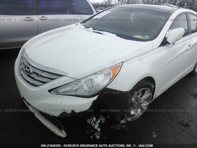 5NPEC4AC3DH704439 - 2013 HYUNDAI SONATA SE/LIMITED WHITE photo 6