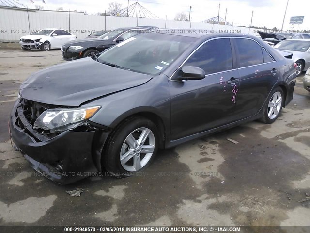 4T1BF1FKXEU425193 - 2014 TOYOTA CAMRY L/SE/LE/XLE ნაცრისფერი ფოტო 2