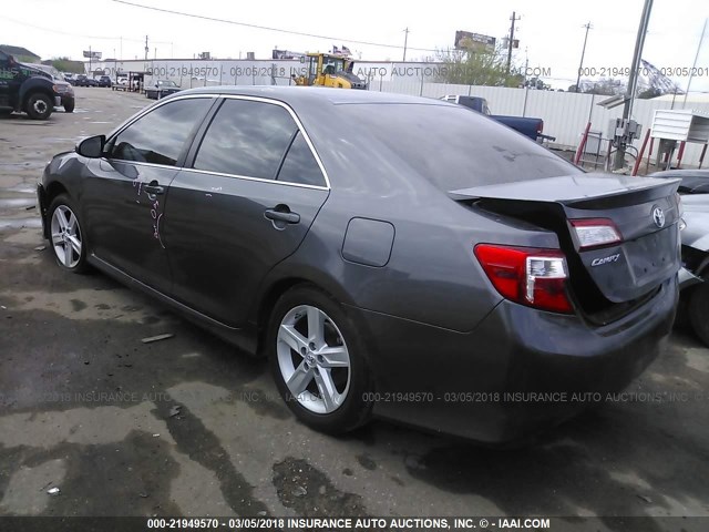 4T1BF1FKXEU425193 - 2014 TOYOTA CAMRY L/SE/LE/XLE ნაცრისფერი ფოტო 3