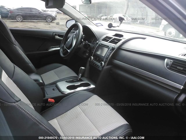 4T1BF1FKXEU425193 - 2014 TOYOTA CAMRY L/SE/LE/XLE ნაცრისფერი ფოტო 5