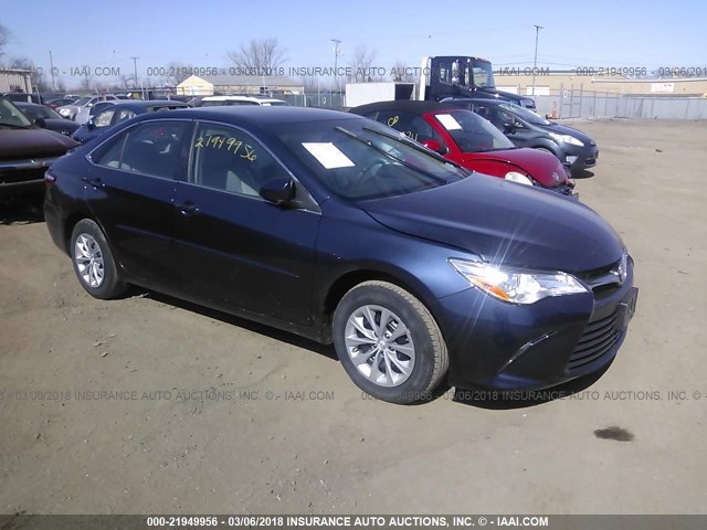 4T1BF1FK0GU525094 - 2016 TOYOTA CAMRY LE/XLE/SE/XSE Dunkelblau Foto 1