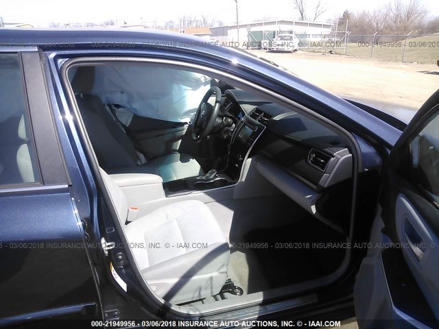 4T1BF1FK0GU525094 - 2016 TOYOTA CAMRY LE/XLE/SE/XSE Dunkelblau Foto 5