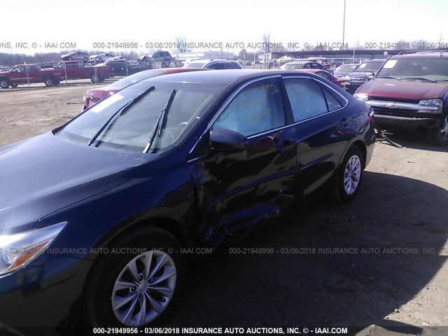 4T1BF1FK0GU525094 - 2016 TOYOTA CAMRY LE/XLE/SE/XSE Dunkelblau Foto 6