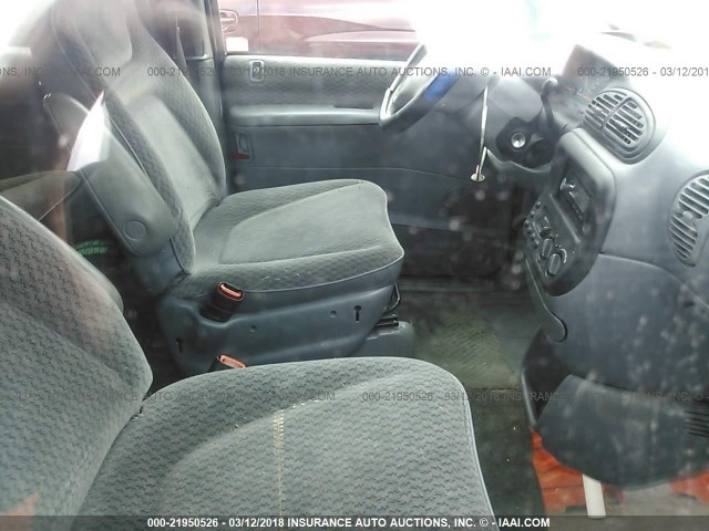 2B4GP2533YR599404 - 2000 DODGE CARAVAN BLUE photo 5