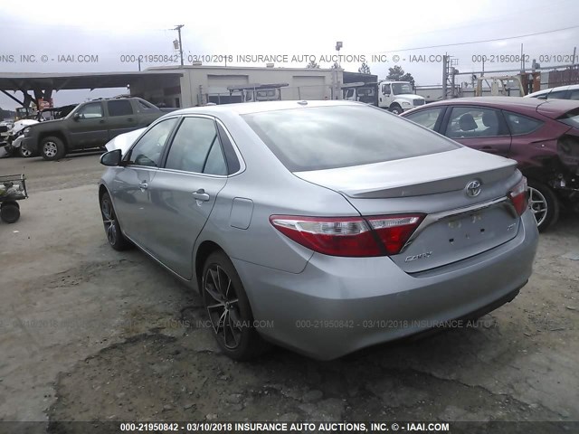 4T1BF1FKXGU205474 - 2016 TOYOTA CAMRY LE/XLE/SE/XSE SILVER photo 3